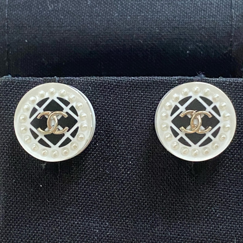 ❌SOLD to TRR❌Authentic CHANEL 2019 Cruise Collection White & Black Earrings